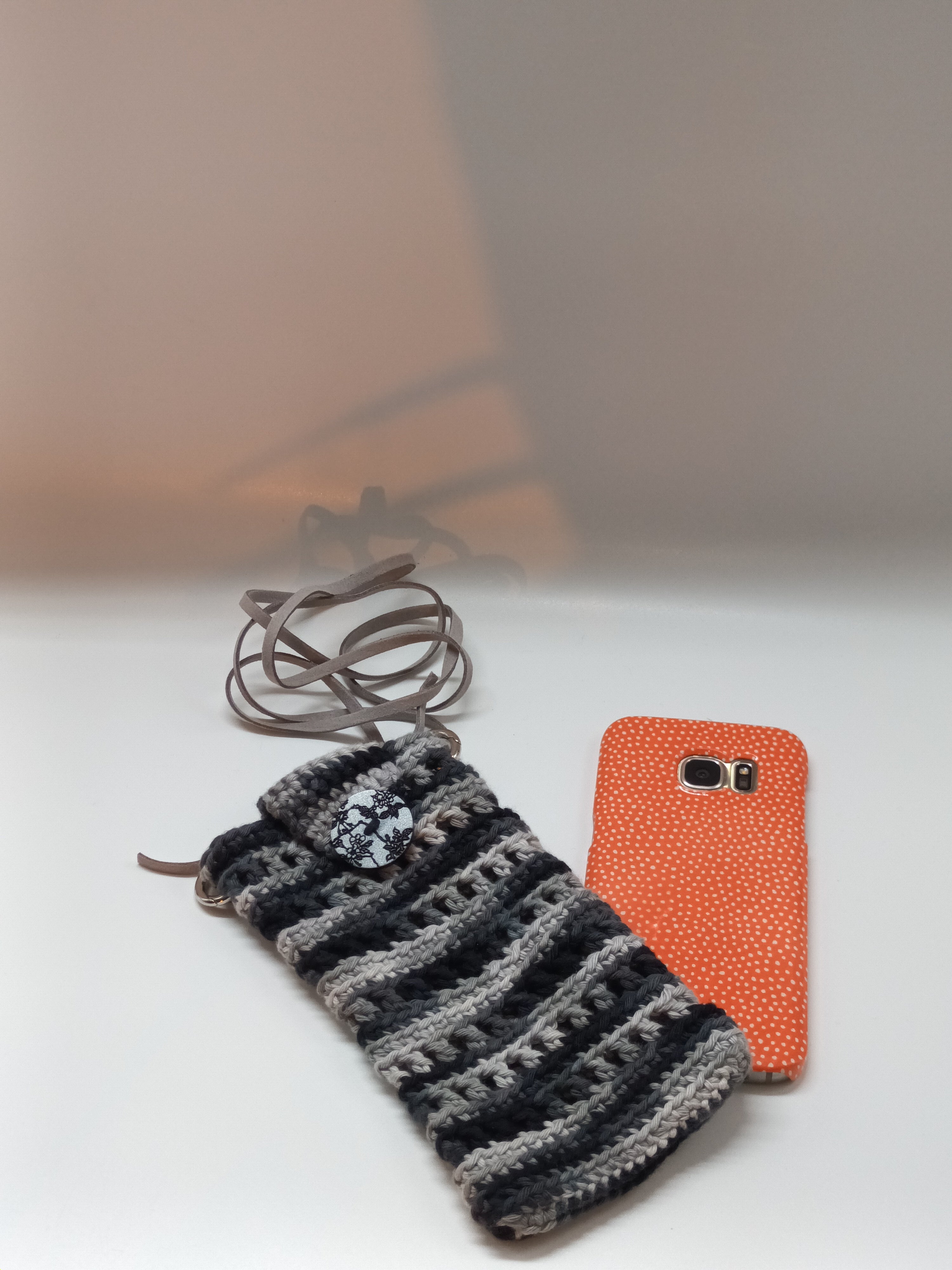 Pochette téléphone crochetée en coton
