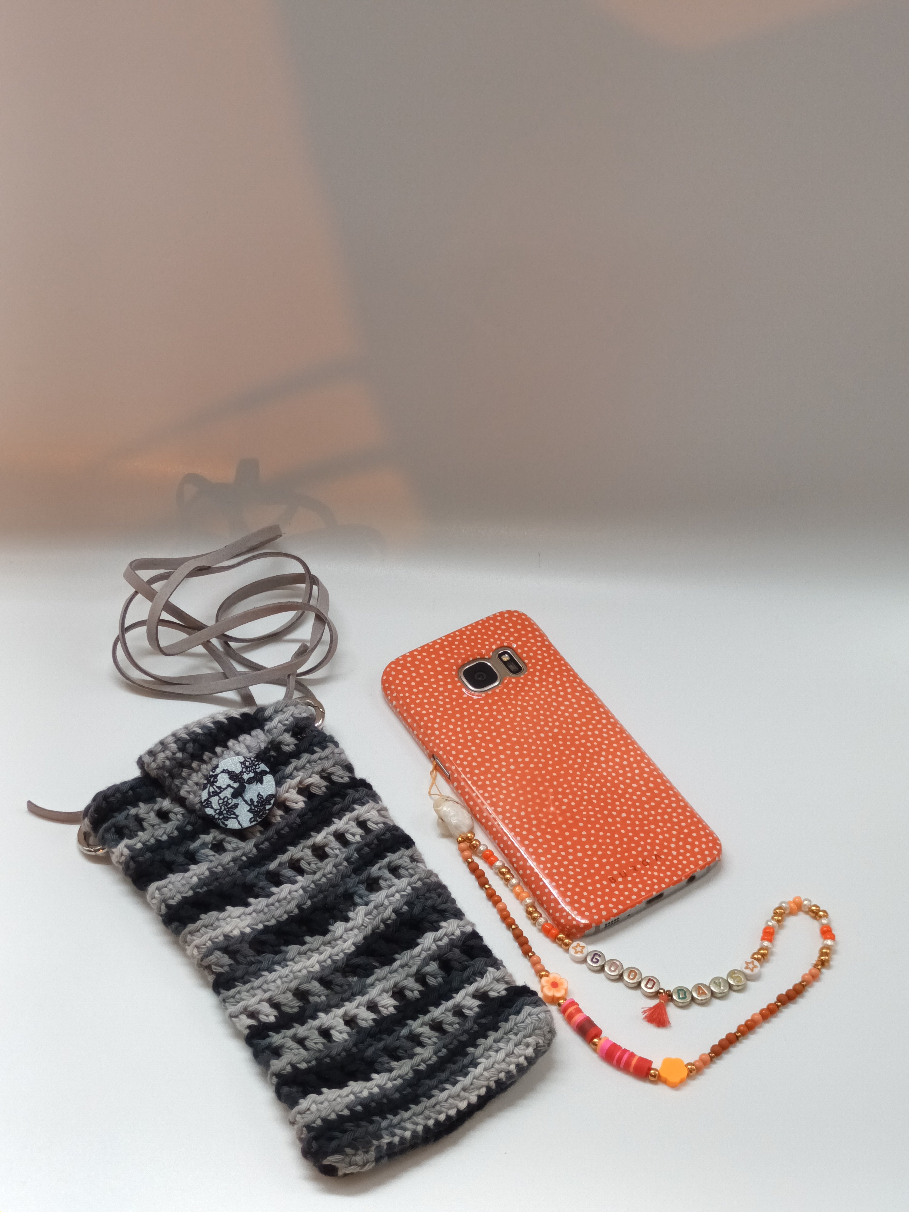 Pochette téléphone crochetée en coton